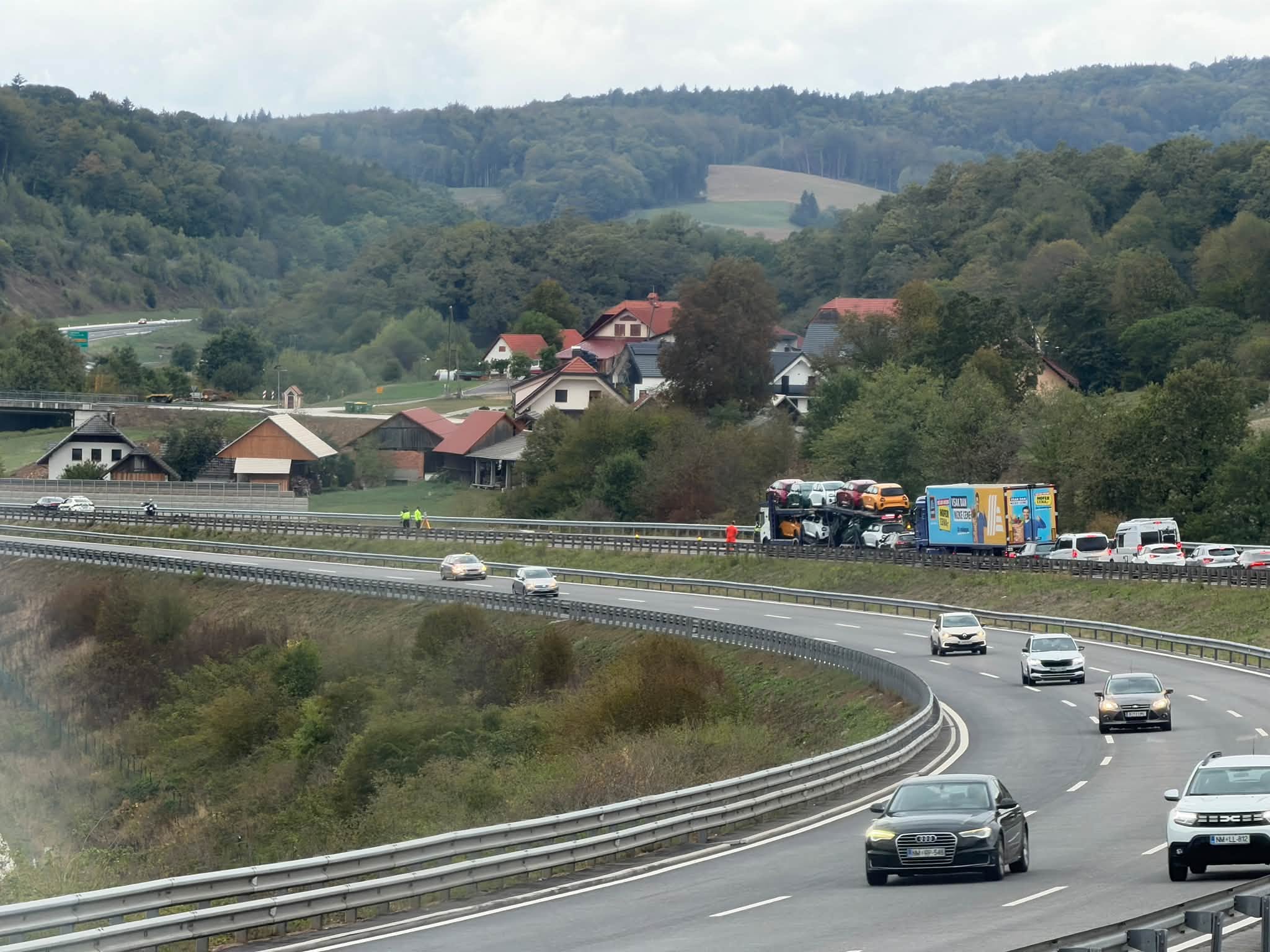 Na razmočeni dolenjski avtocesti motorist izgubil nadzor in trčil v ograjo, takšno je njegovo stanje