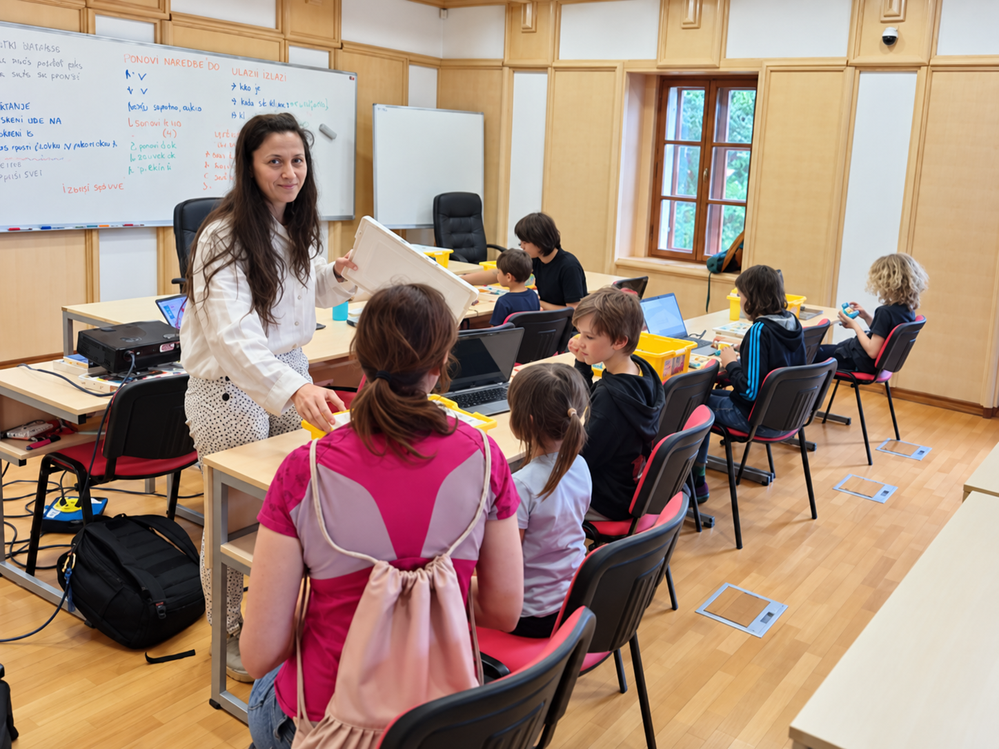 Delavnice potekajo v manjših skupinah, v katerih mentorji lažje spremljajo napredek otrok. Foto: Razvojni center Novo mesto