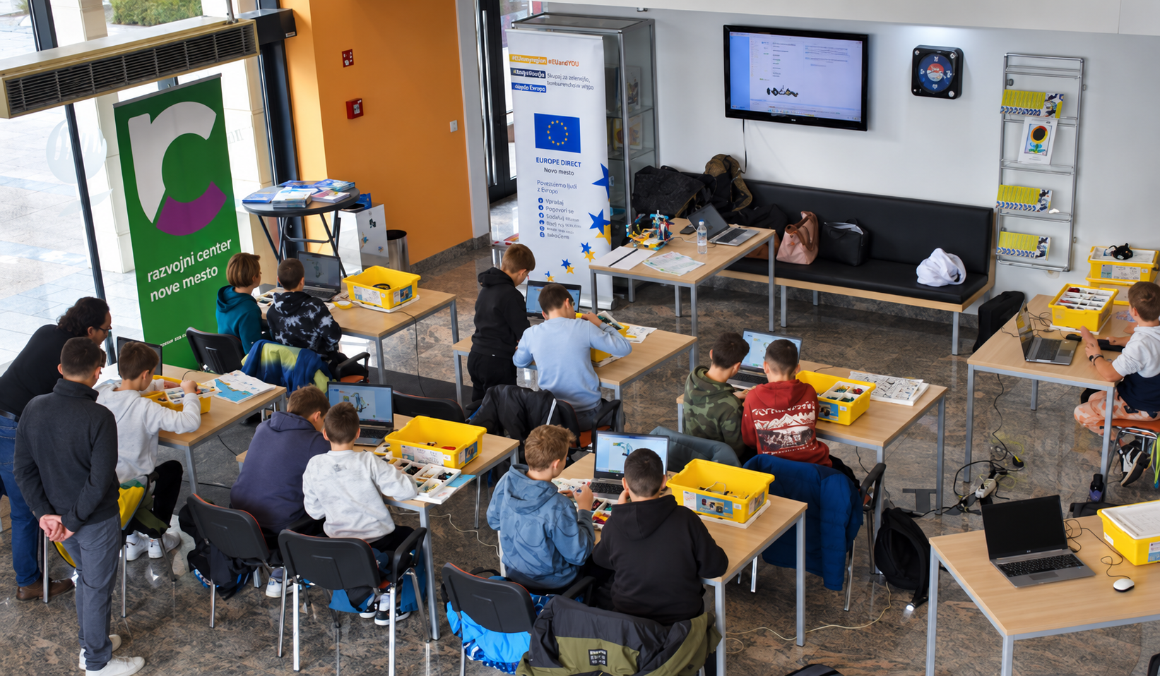 Praktično delo združuje sestavljanje, programiranje, preizkušanje in sodelovanje. Foto: Razvojni center Novo mesto
