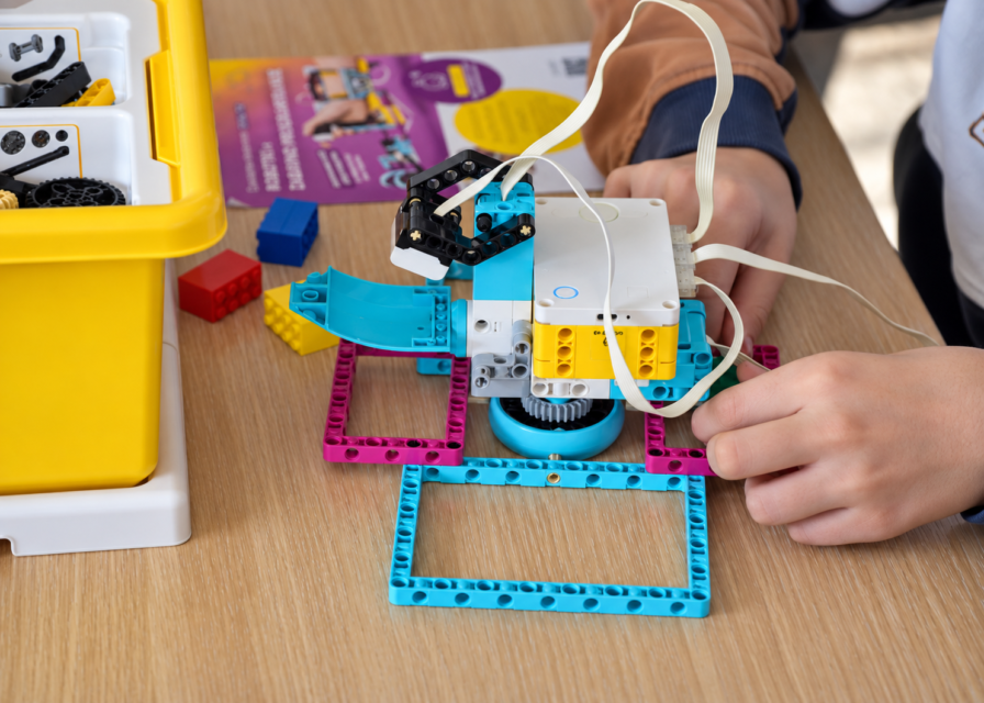 Ko robot prvič sledi navodilom, postane programiranje za otroka nekaj oprijemljivega. Foto: Razvojni center Novo mesto