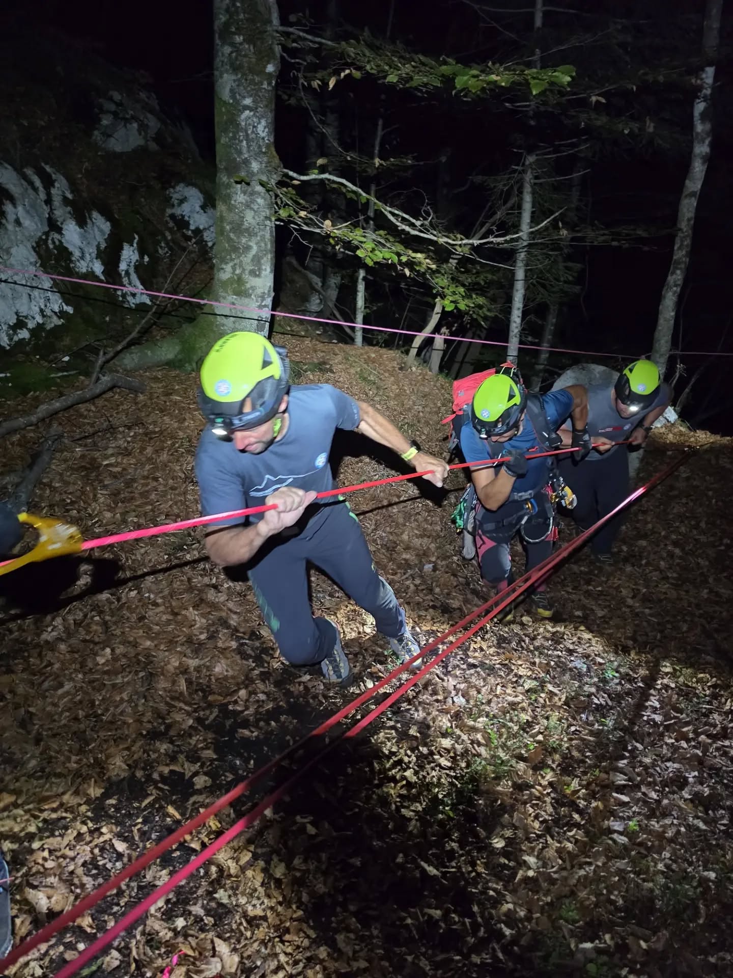 Tragedija pri slapu Savica: umrl oče, hudo poškodovanega otroka odpeljali v UKC Ljubljana, na Facebooku so se oglasili gorski reševalci