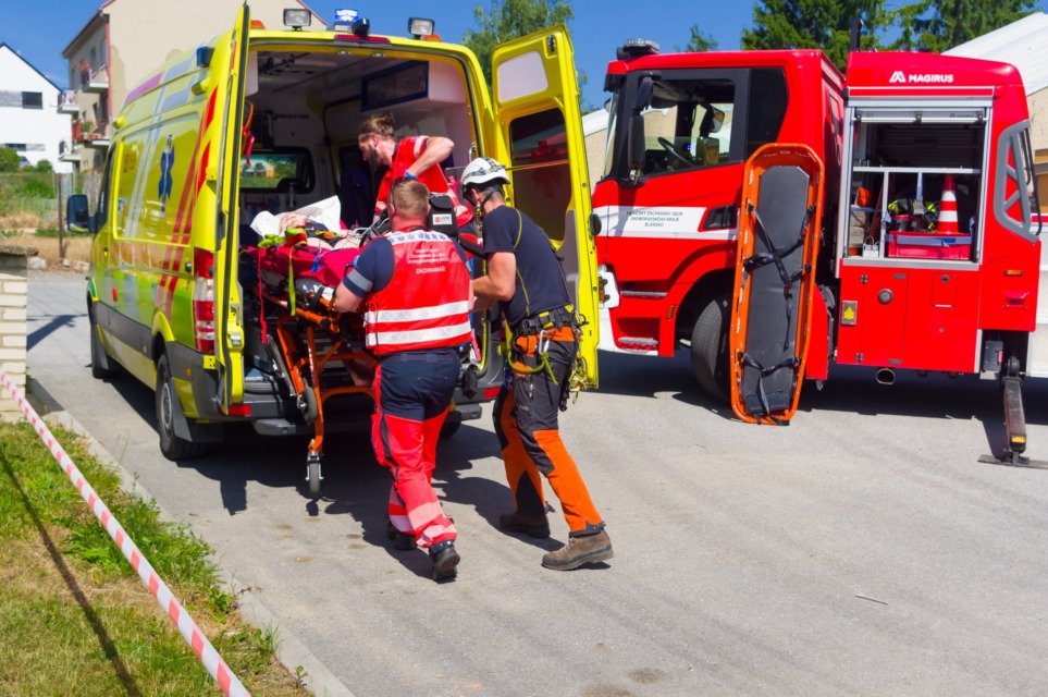 Med barvanjem je šlo hudo narobe: pištola delavca zadela v glavo, z njim je hudo