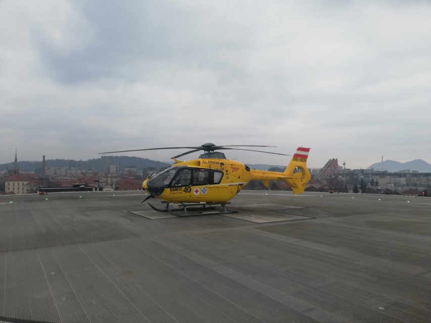 Dron nad UKC Ljubljana ogrožal reševalni helikopter