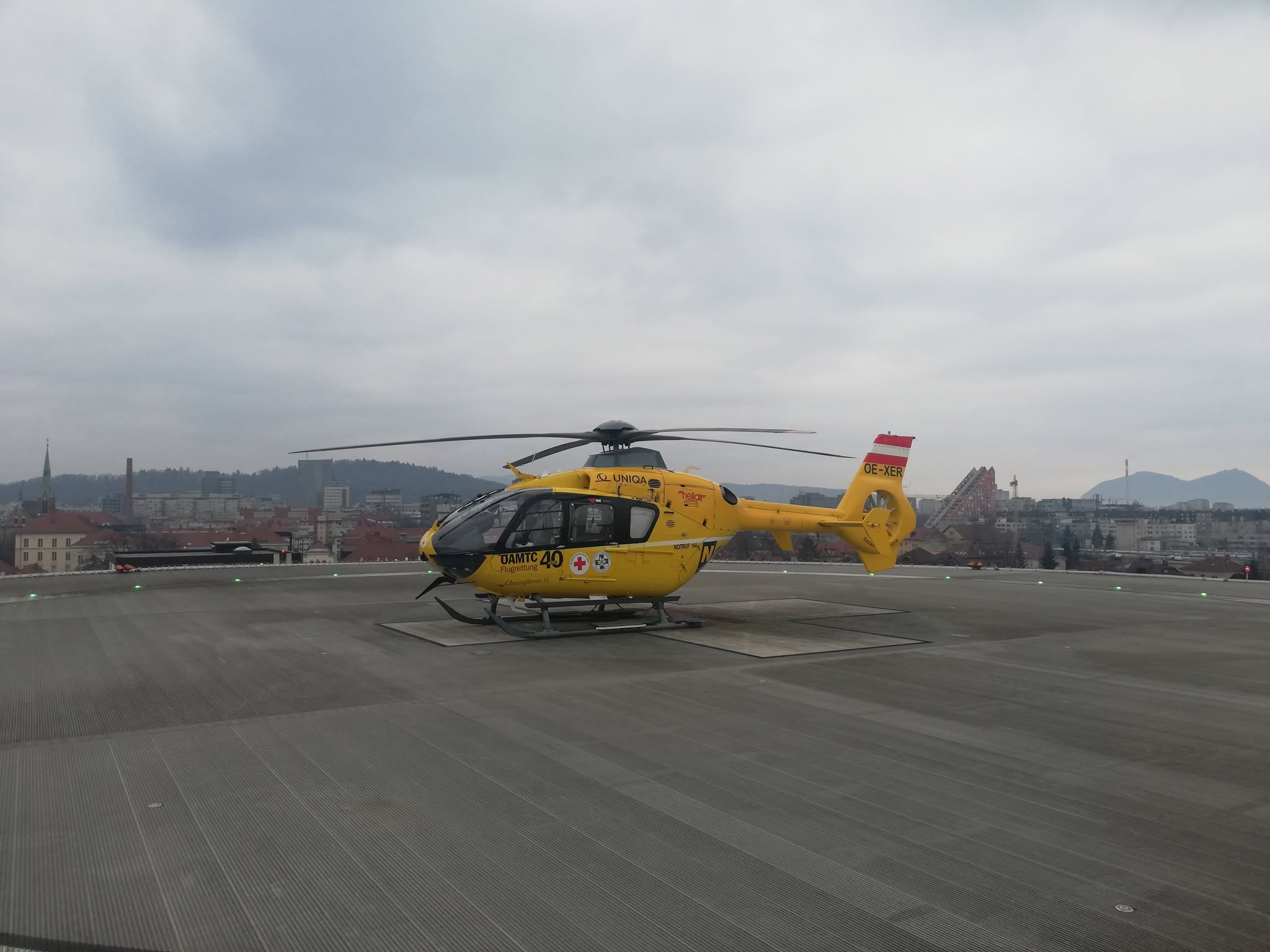 Dron nad UKC Ljubljana ogrožal reševalni helikopter