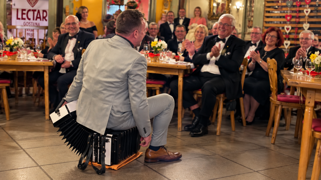 Ste že videli kaj takega? Robert Goter sedel na harmoniko in pred gosti naredil tole (VIDEO)