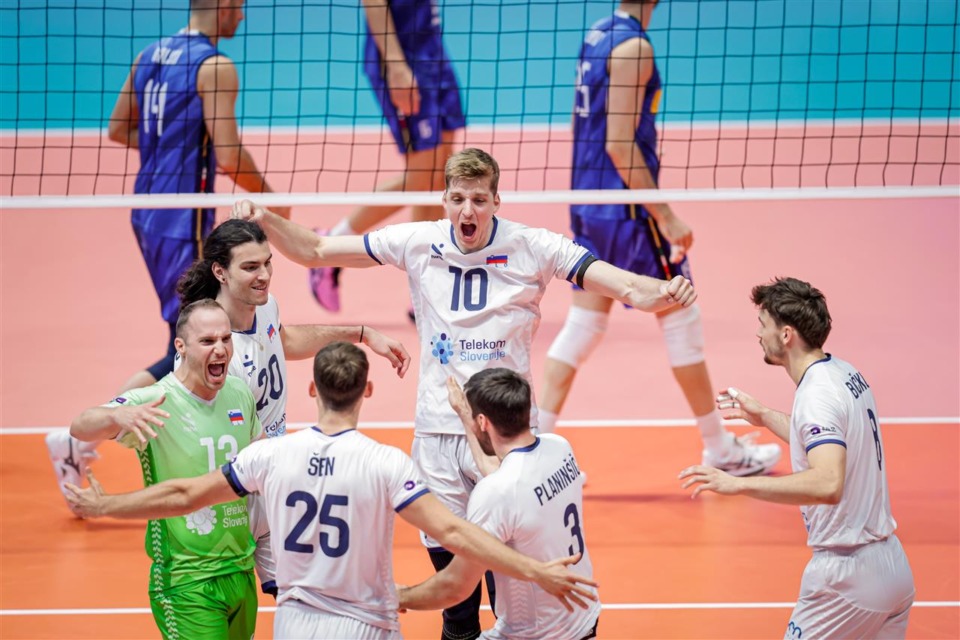 Slovenija pokazala zobe svetovnim prvakom, a pred tekmo s Srbijo je prišla boleča novica