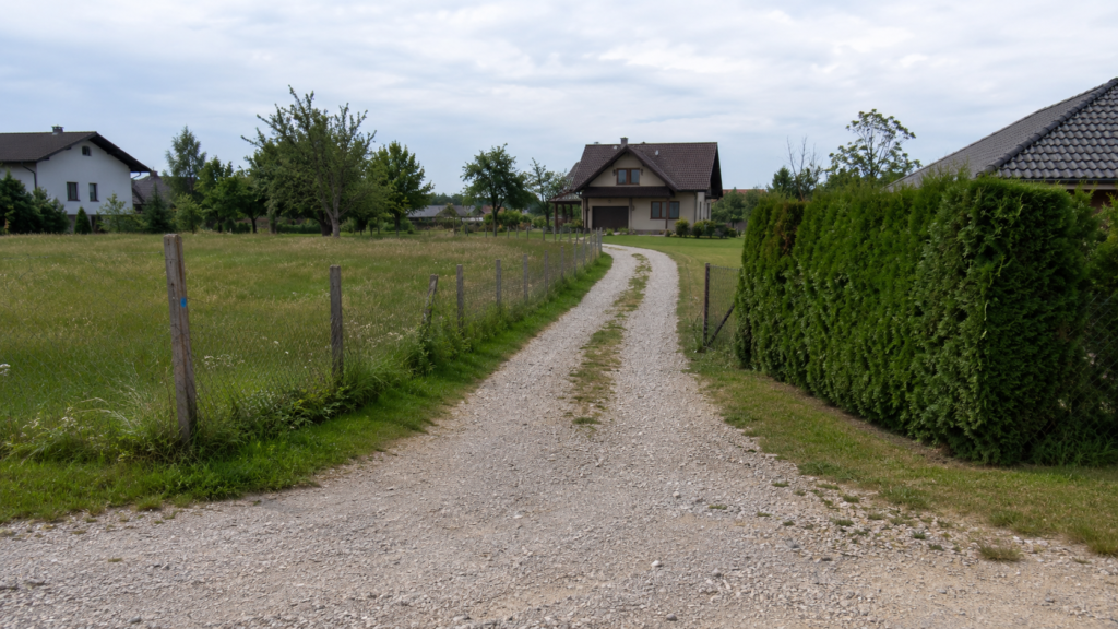 Služnost poti: sosed že leta vozi čez vašo parcelo – jo lahko zaprete?