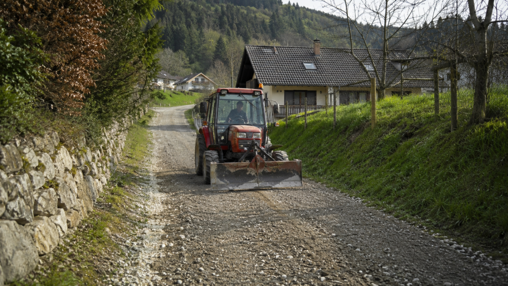 Vzdrževanje makadamske služnostne poti s traktorjem