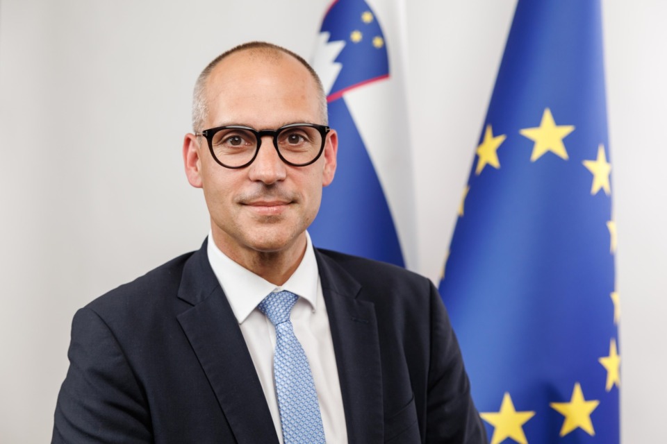 Prva večja kadrovska turbulenca pri novem ministru za zdravje: državna sekretarka naj bi po dveh mesecih odstopila