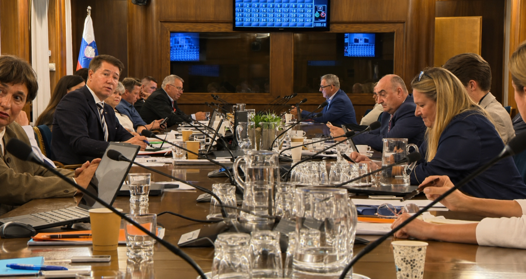 »Črnuhar, hudičevo seme, komunajzerji … in vi govorite o žalitvah?« Breznik udaril po Grgurevičevi (VIDEO)