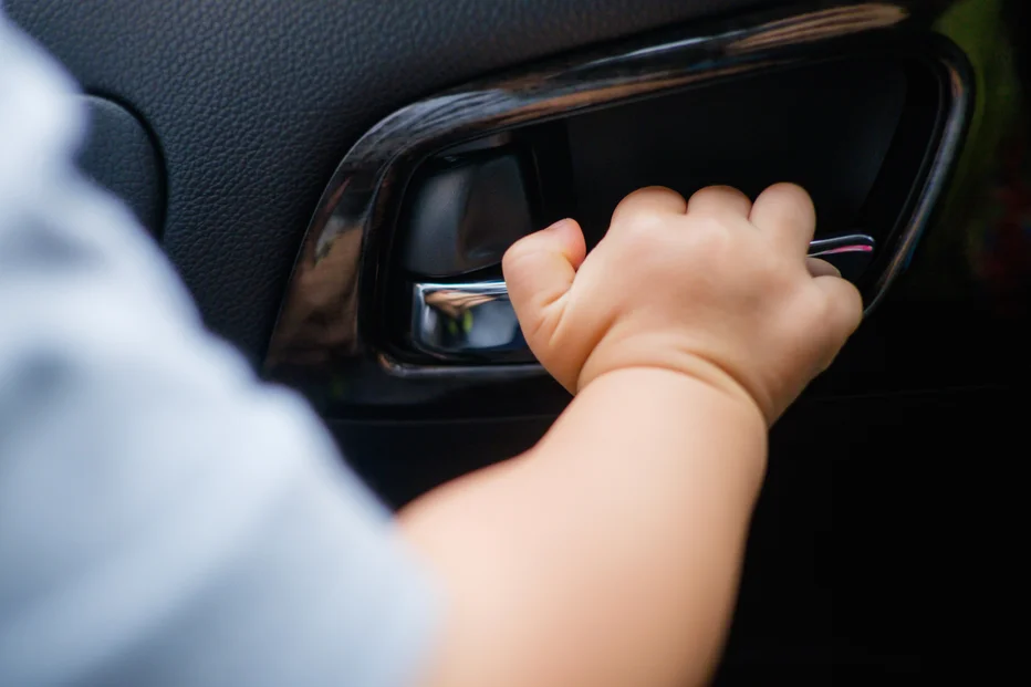 11-letnega dečka pozabili v zaklenjenem vozilu, njegov jok je slišala mimoidoča