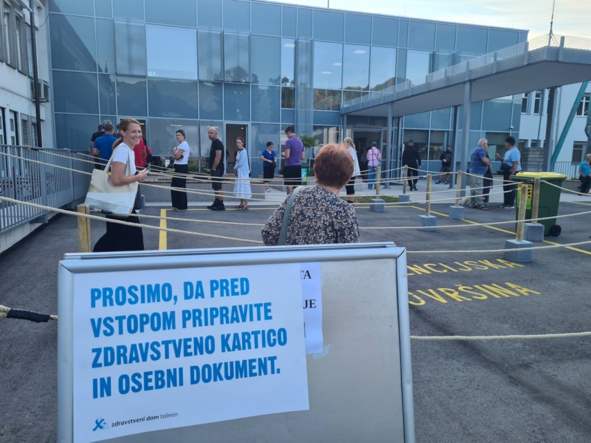 Pred ZD Tolmin že pred sedmo zjutraj vrsta za novo zdravnico