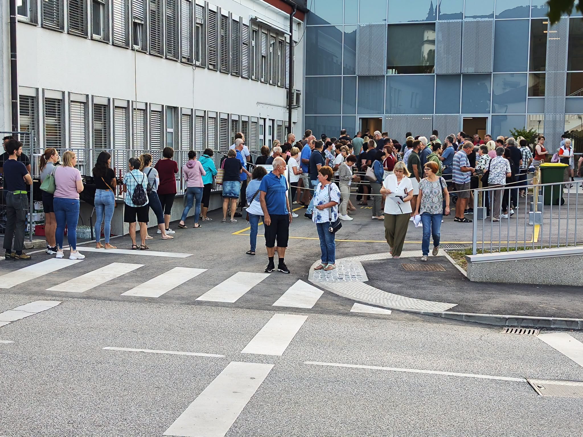 Pred ZD Tolmin že pred sedmo zjutraj vrsta za novo zdravnico