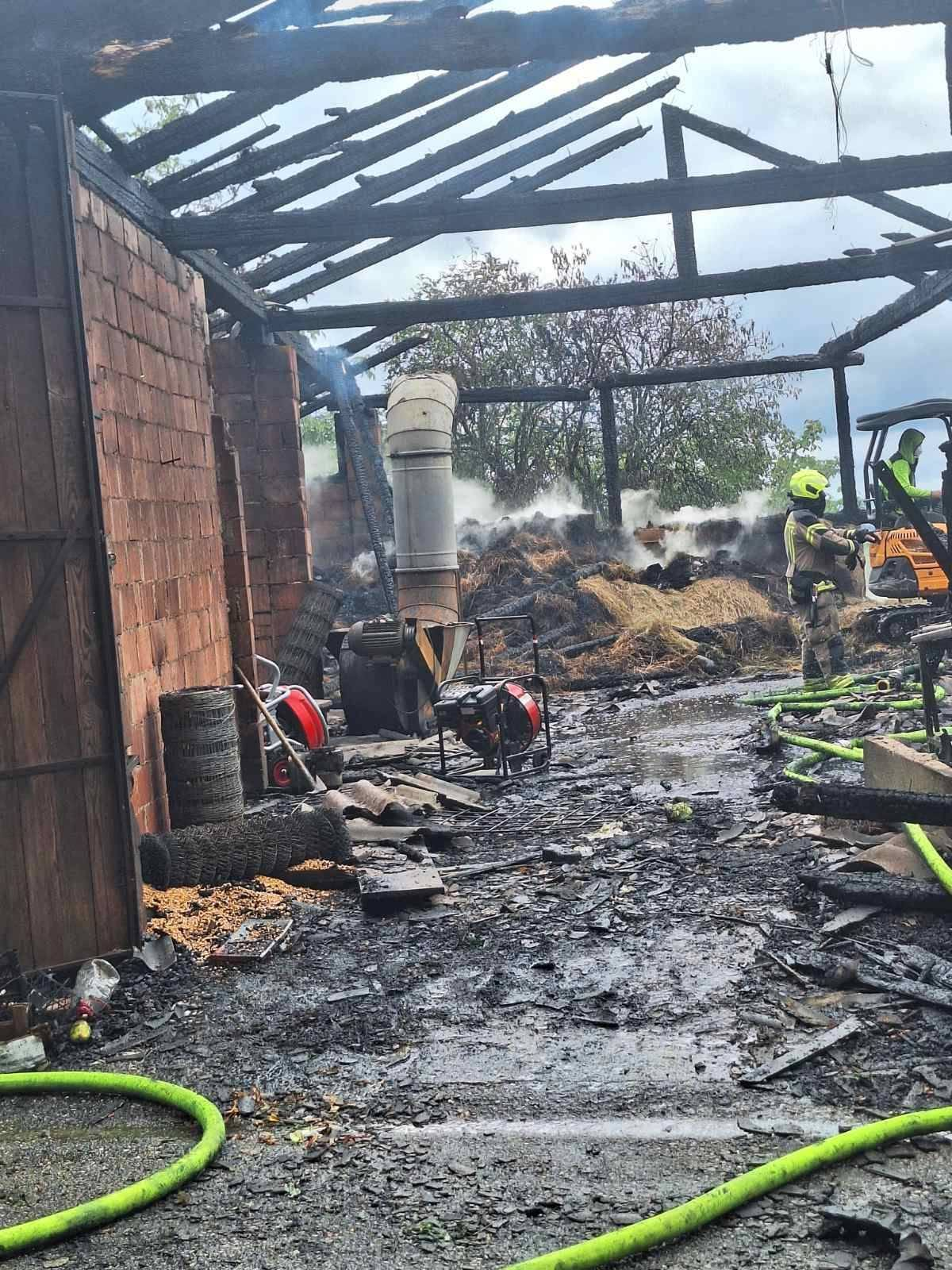 Drama pri Ljubljani: zagorel večji hlev, ogenj ogrožal tudi stanovanjsko hišo (FOTO)