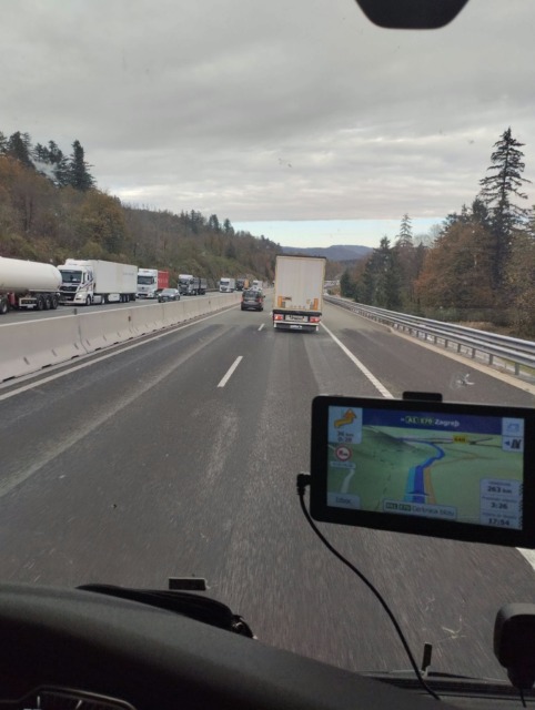 Bralec ujet v gneči med Uncem in Postojno: kje še nastajajo zastoji?