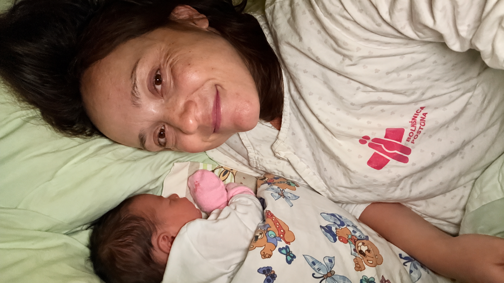 Voditeljica Radia 1 po rojstvu hčerke Leni brutalno iskreno o Porodnišnici Postojna