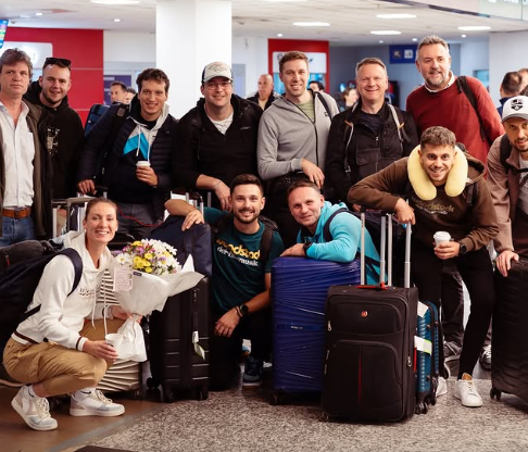 Avseniki odleteli na turnejo po Argentini, a brez Luke Seška! Namesto njega se je med njimi pojavil znan pevec – imajo že novega?