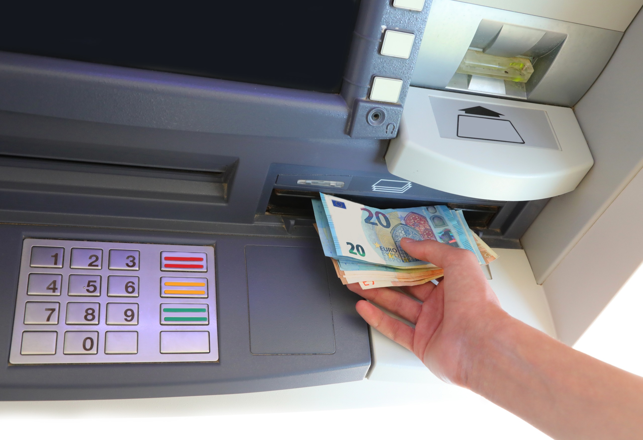 Ponoči odjeknilo v Horjulu: neznanci z eksplozivom poškodovali bankomat, nato pa …