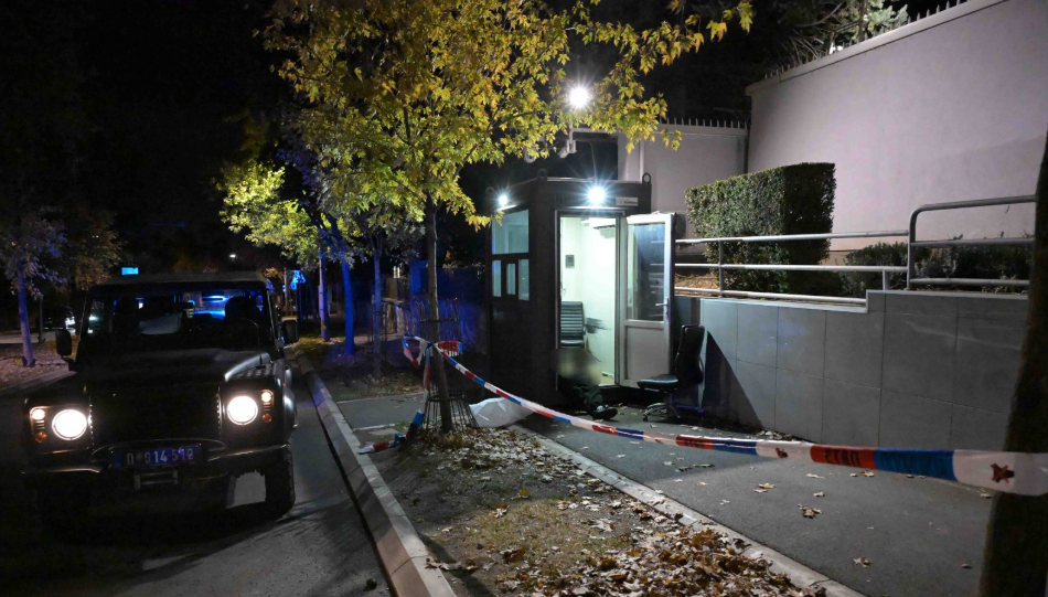 Teroristični napad pred izraelskim veleposlaništvom v Beogradu: napadalec mrtev, v Srbiji razglasili najvišjo stopnjo nevarnosti (VIDEO)