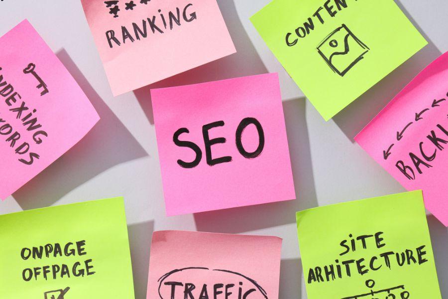 SEO optimizacija in digitalni marketing – samolepilni listki s ključnimi pojmi za izboljšanje vidnosti spletne strani v iskalnikih.
