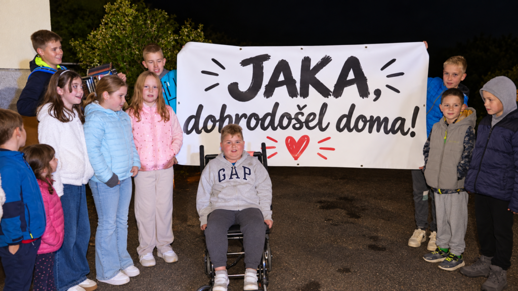 Solze sreče ob prihodu Jake Škofa! Poglejte, kakšen sprejem so mu pripravili v domači Jurjevici - prišel je tudi ribniški župan (FOTO)