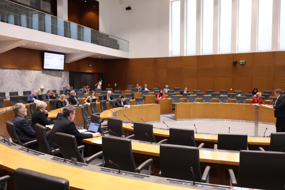 Vlada sprejela proračuna za prihodnji dve leti: poglejte te milijardne zneske