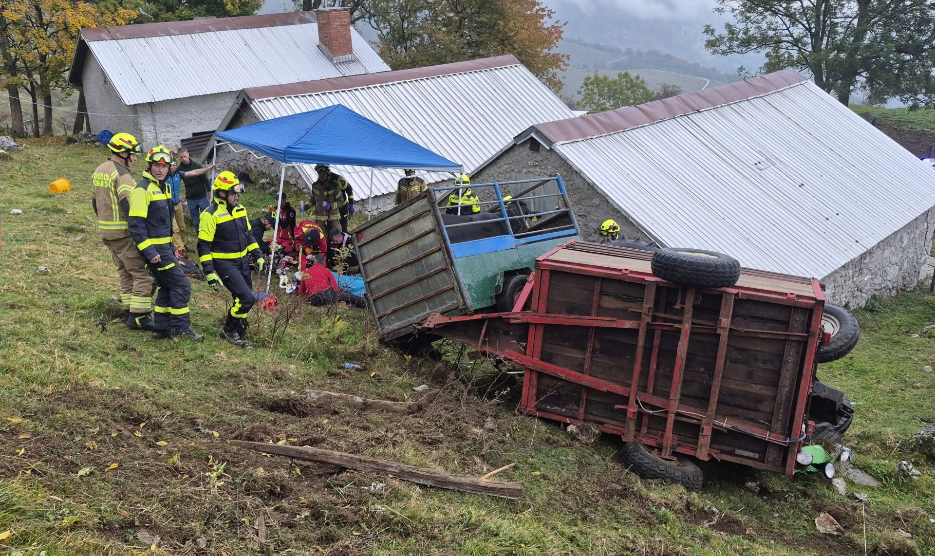 (FOTO) Po hudi nesreči na planini Slapnik pokazali prizore reševanja 65-letnika in štirih krav