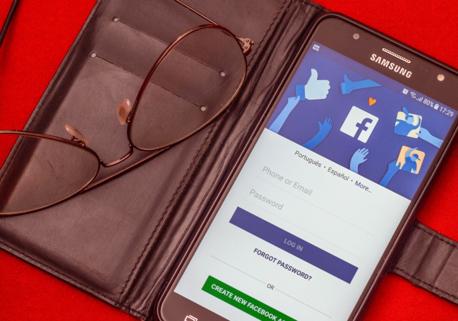 Facebook račun vdrl, oseba poskuša menjati geslo preko telefona