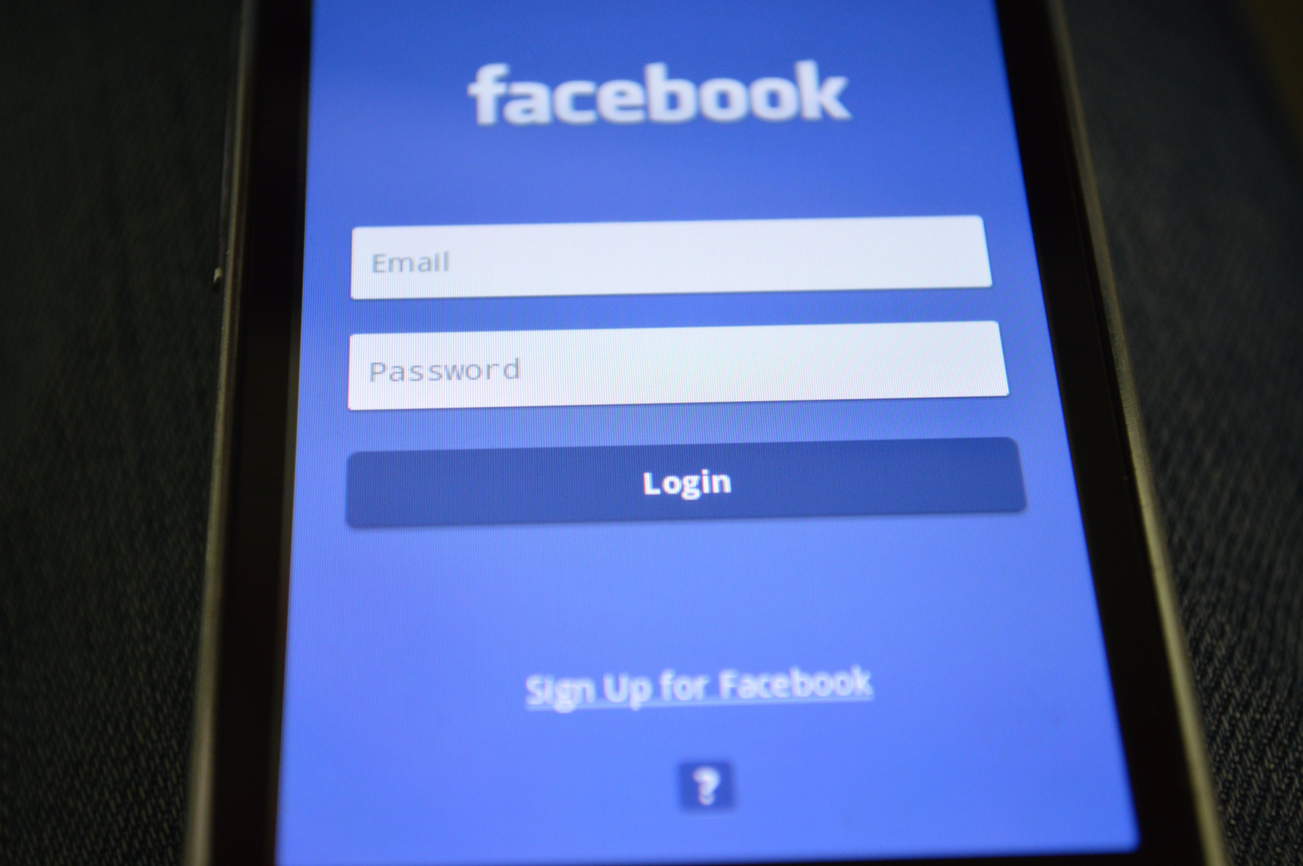Facebook račun vdrl, ekran za prijavo na telefonu