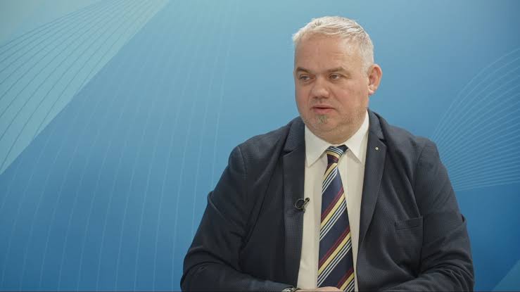 Korupcijska afera na ministrstvu za infrastrukturo? Državni sekretar osumljen jemanja podkupnin, minister mu še vedno krije hrbet