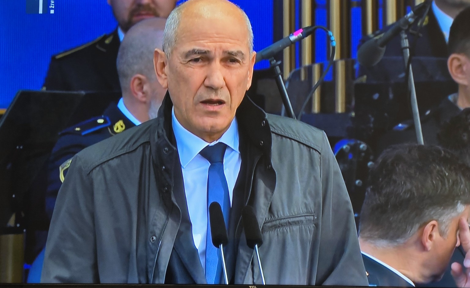 Janezu Janši danes žvižgali sredi državne proslave! Je šlo za načrtno politično provokacijo?(VIDEO)