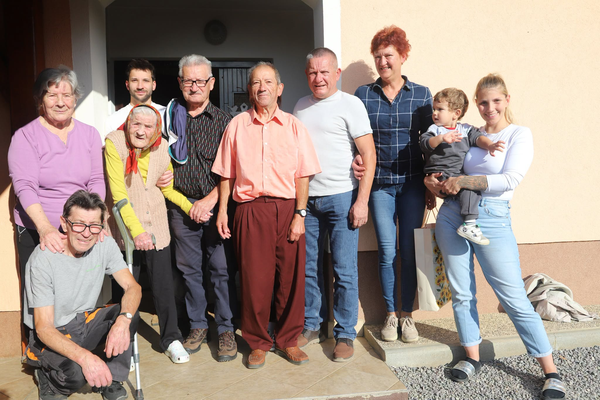 Ena najstarejših Slovenk praznovala častitljivih 105 let! Poglejte, kakšno presenečenje so ji pripravili