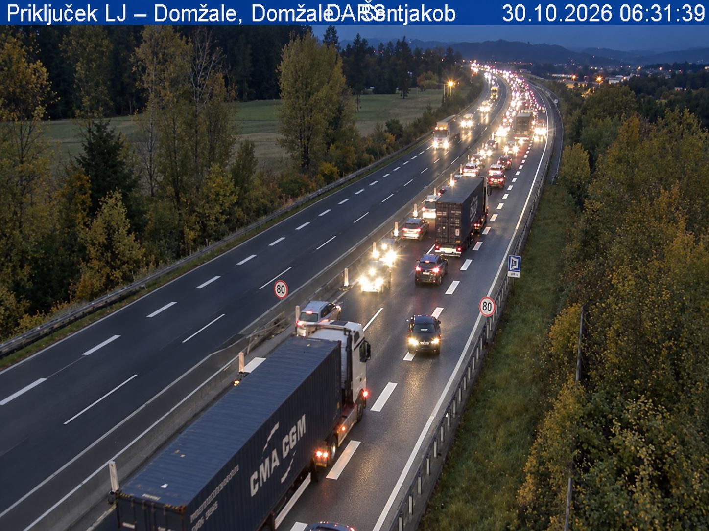 Nesreča na štajerski avtocesti pred Ljubljano: nastaja daljši zastoj, previdno!