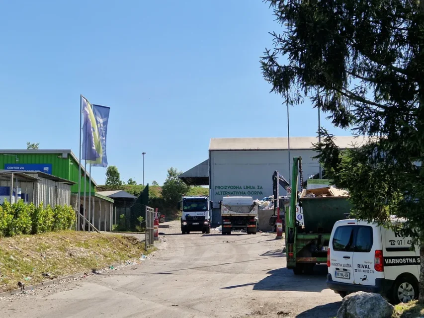 Afera Kostak dobiva nove razsežnosti: kdo je vedel za jamo in kam je izginilo skoraj 58.000 ton odpadkov? – sedaj je spregovoril soudeležen