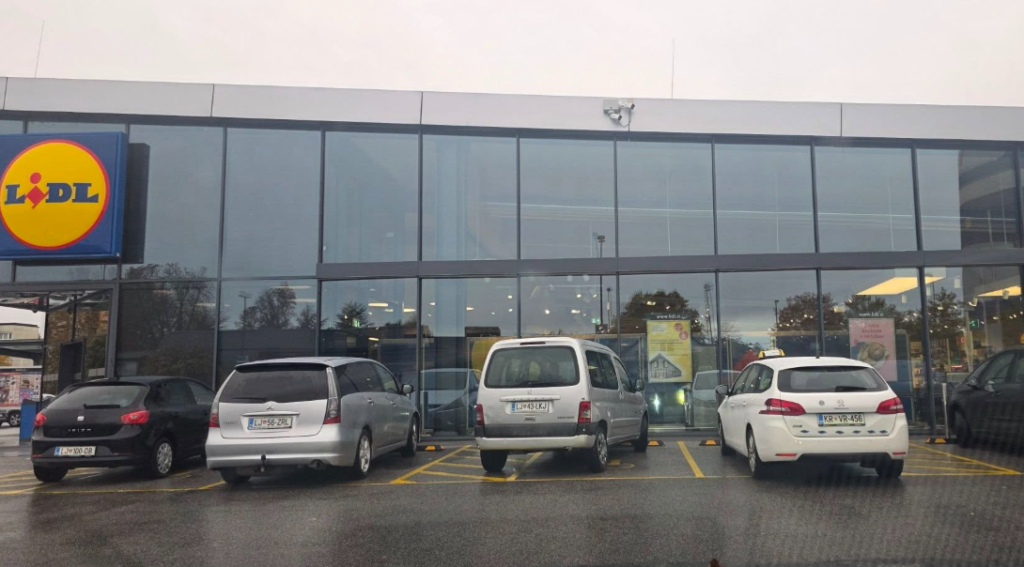 SRAMOTA PRED LIDLOM! Vseh pet mest za invalide zasedenih, očividec pa ni mogel verjeti svojim očem: »Nobeden ni imel kartice!«