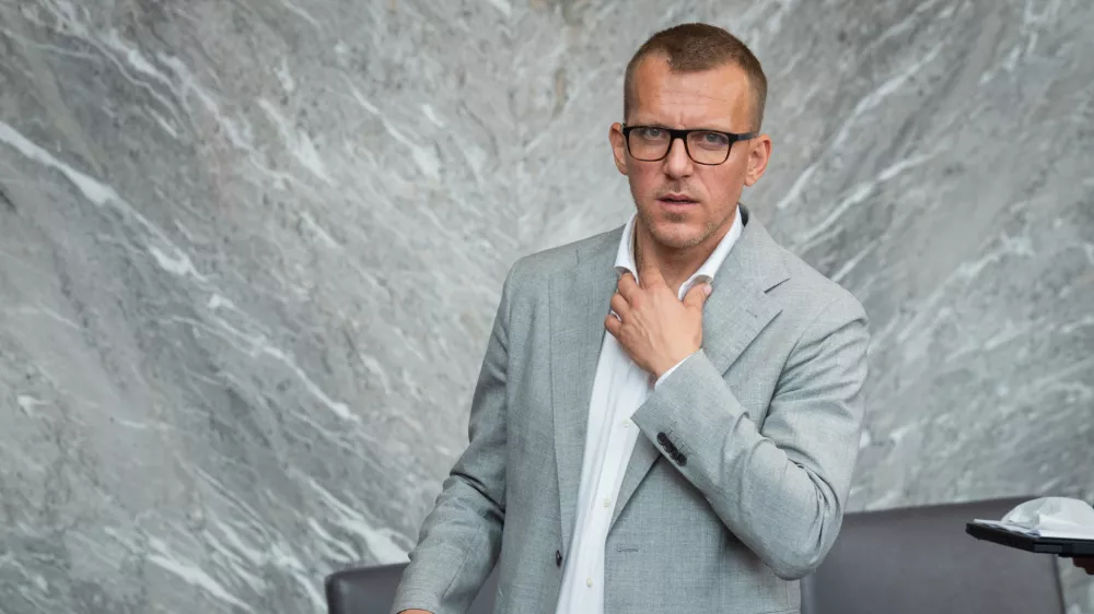 Mijič jasno: »Ostal bom!« Poslanskega stolčka ne zapušča, razkril pa je tudi dogovor s Stevanovićem (VIDEO)