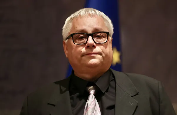 Drama v državnem zboru! Mijičev naslednik Slavko Moharič pred kamerami zajokal: »Med hijene ne grem!«