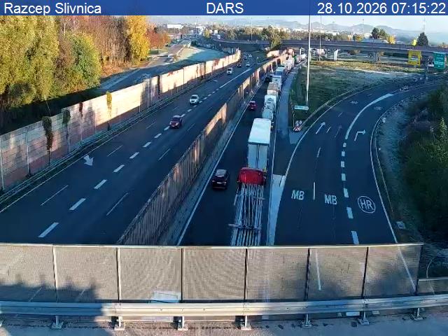 Jutranje težave na slovenskih cestah: nesreča pri Mariboru, zastoj proti Ljubljani, na avtocesti tudi pnevmatika