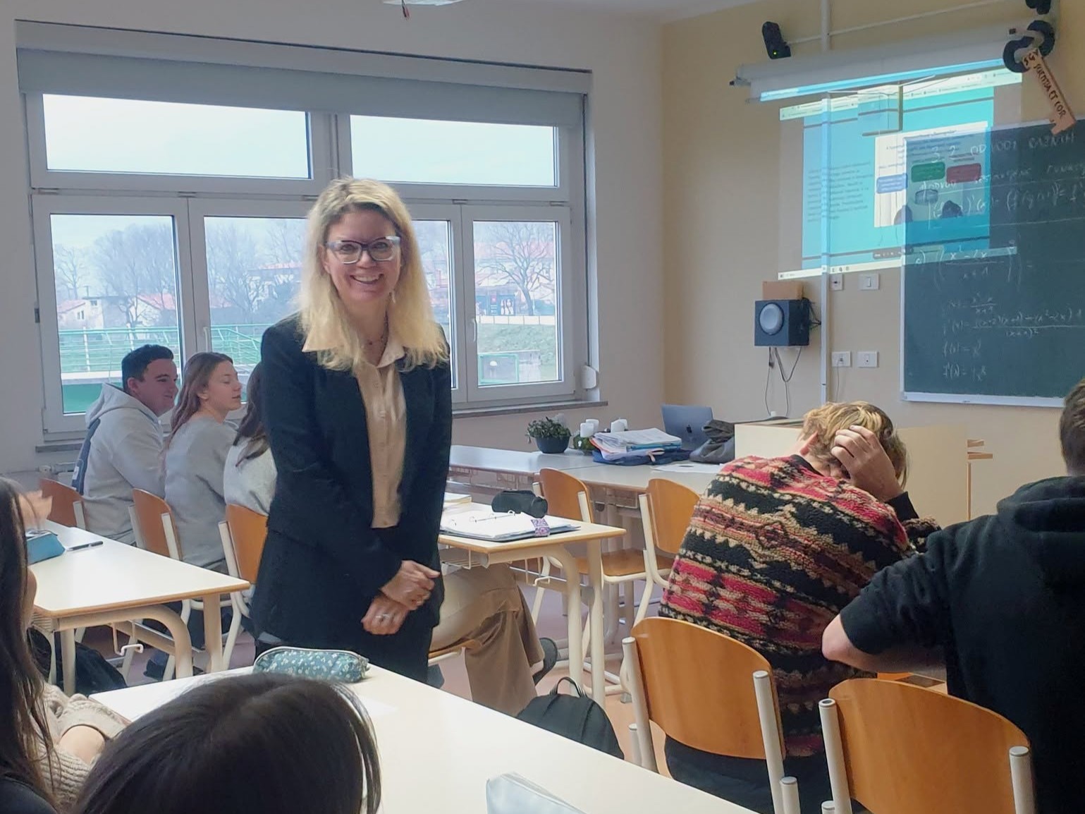 Učenci in učitelji se v solzah poslavljajo od predane profesorice: »Draga Nika, naj te Bog sprejme v svoj objem«