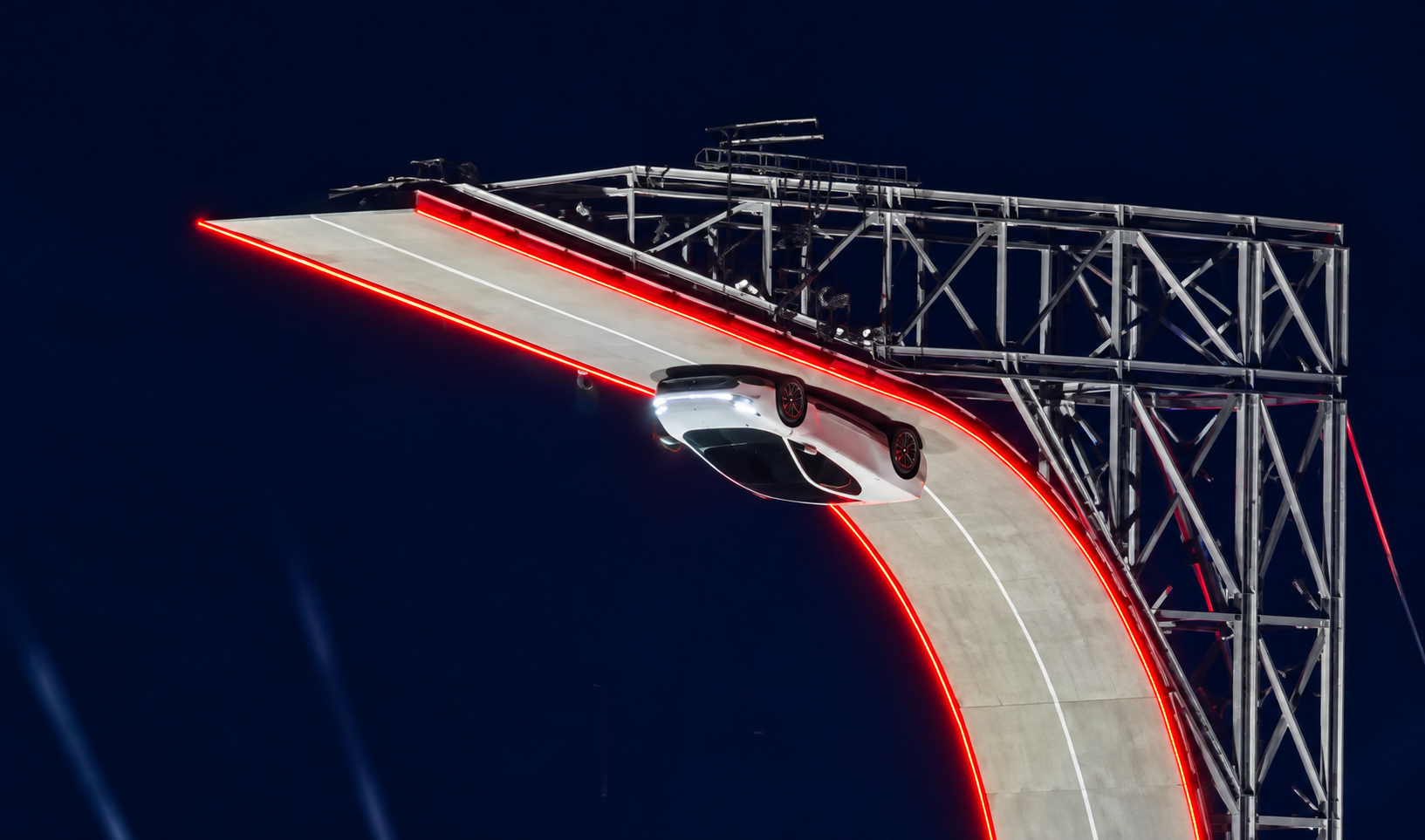 Elon Musk šokiral z novim avtomobilom: predstavil Teslo, ki kljubuje gravitaciji (VIDEO)