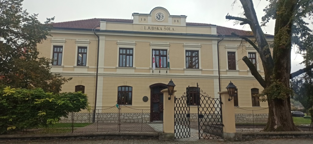 Glavni vhod OŠ Jožeta Gorjupa, Kostanjevica na Krki. 