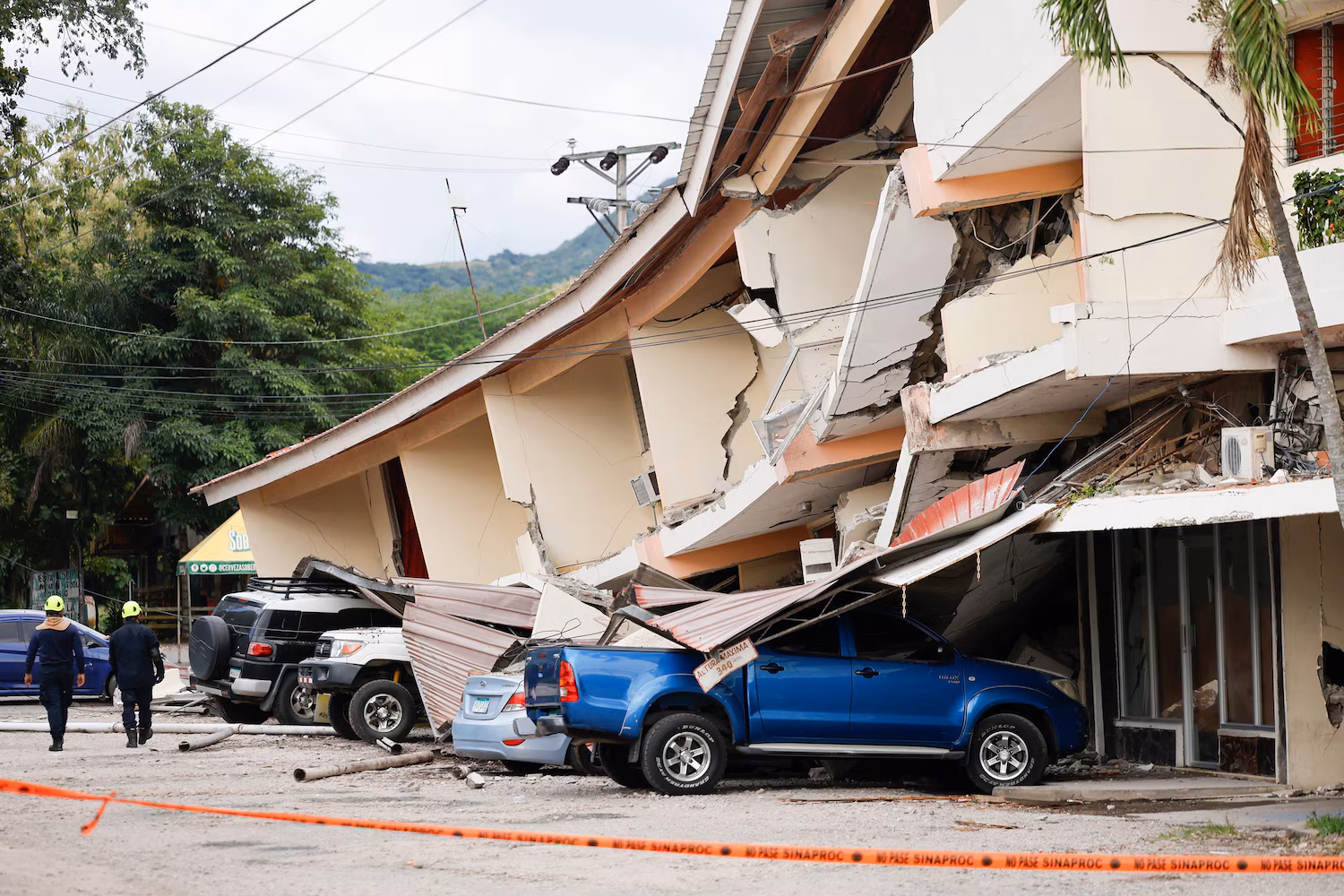 Silovit potres z magnitudo 7,7: stavbe so se rušile, ljudje v paniki bežali na ulice! (VIDEO in FOTO)