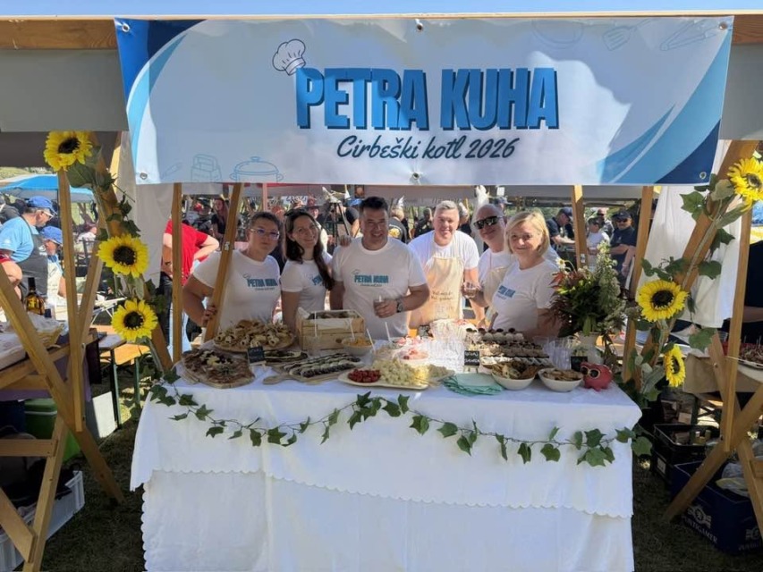 Petra Pucko se vključuje tudi v družabno življenje lokalne skupnosti. Na fotografiji z ekipo na prireditvi Cirbeški kotel 2026.