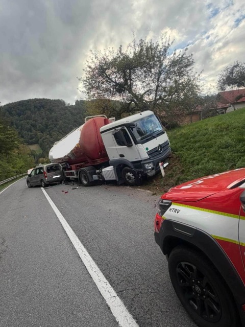 FOTO: Huda prometna nesreča pri Laškem: trčili trije avtomobili in tovornjak, osem poškodovanih, tri osebe končale v bolnišnici