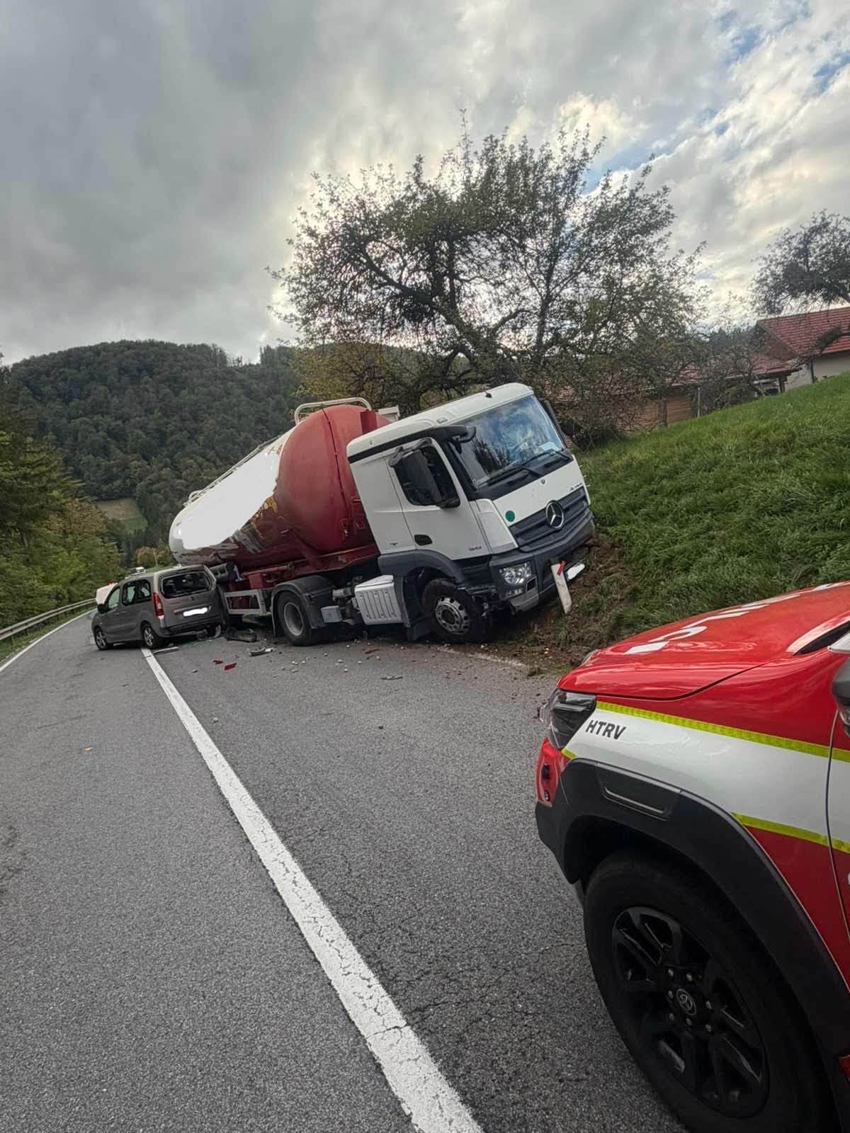 FOTO: Huda prometna nesreča pri Laškem: trčili trije avtomobili in tovornjak, osem poškodovanih, tri osebe končale v bolnišnici