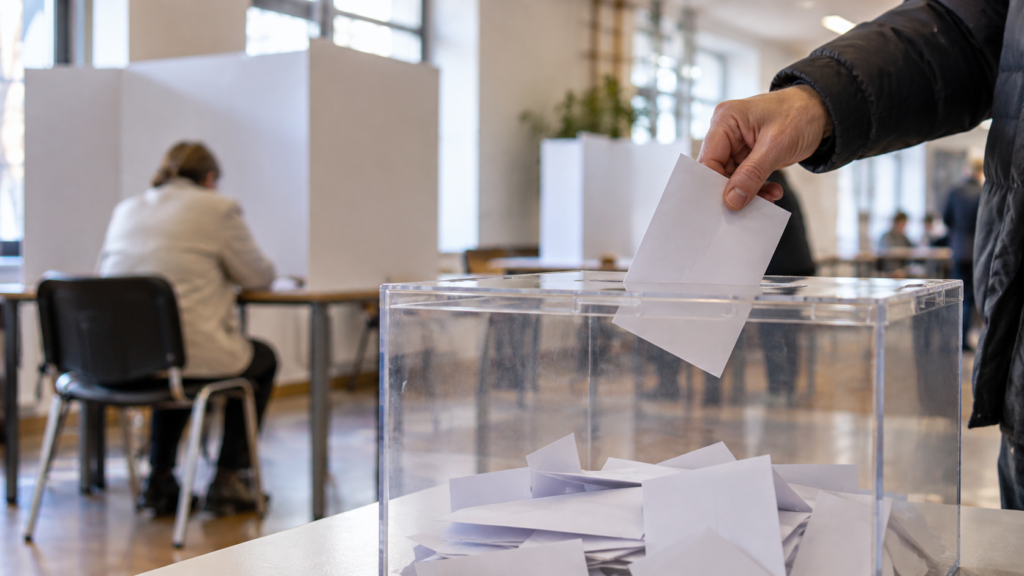 Trenutni rezultati referendumov: čakajo se še glasovi po pošti, pri enem vprašanju še možen preobrat