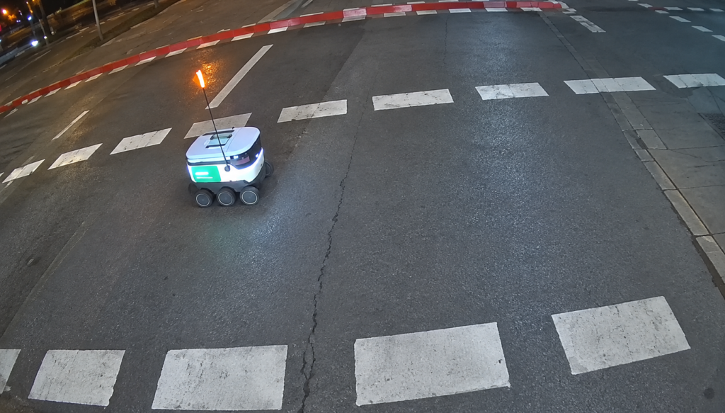 Saj ni res, pa je! Dostavni robot povzročil prometno nesrečo, v kateri je bilo več poškodovanih, nato pa pobegnil s kraja dogodka (VIDEO)