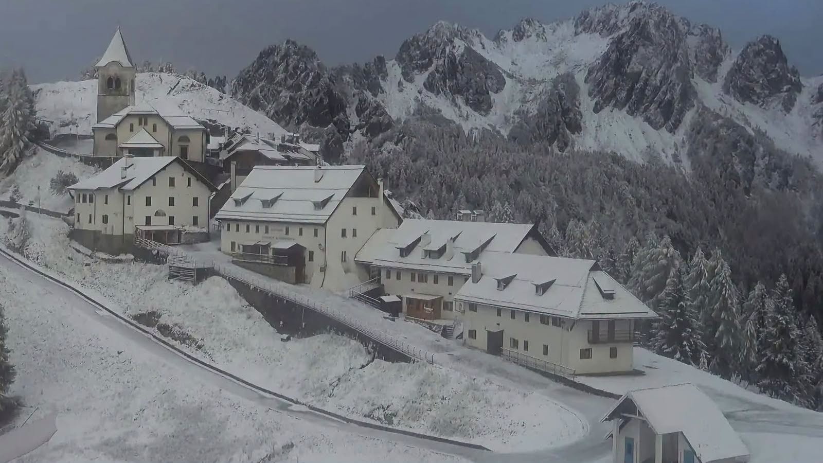 Zima že trka na vrata! Sneg pobelil slovenske gore, v soboto prihaja še nova pošiljka