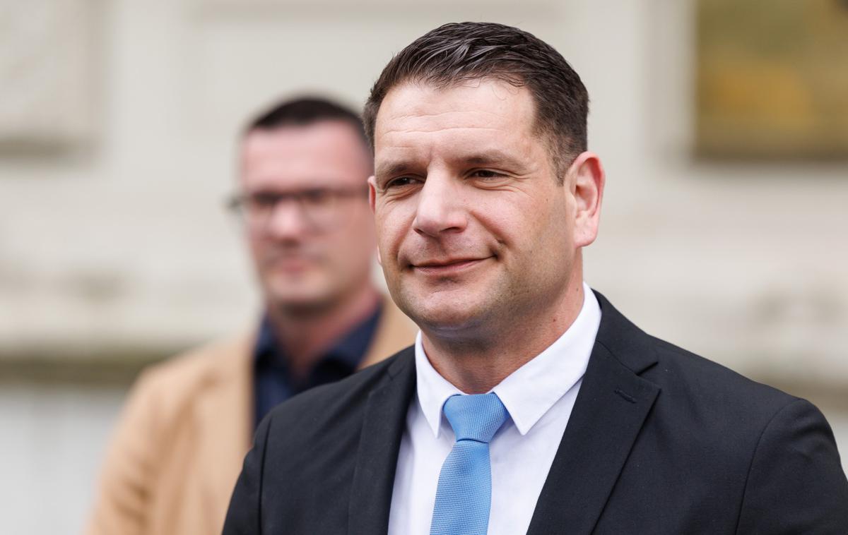Znani slovenski voditelj se kar sam ponuja za poslanca Resnice: »Pokličita me, jaz sem za!« (VIDEO)