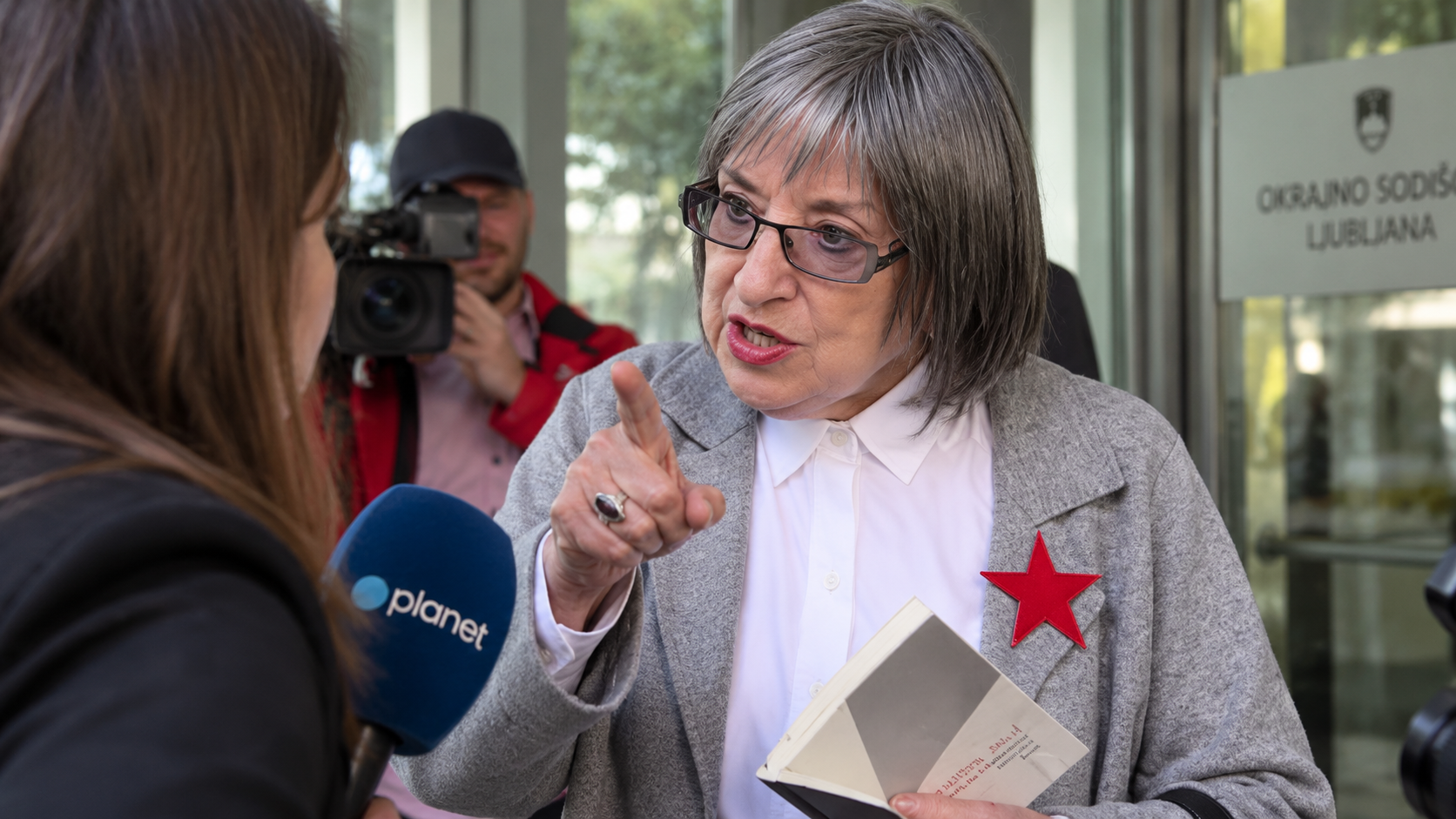 Uff, kako neprimerno je Svetlana Makarovič zabrusila novinarki: »Bodi tiho, ker si neumna« – je to svoboda izražanja po njeno? (VIDEO)